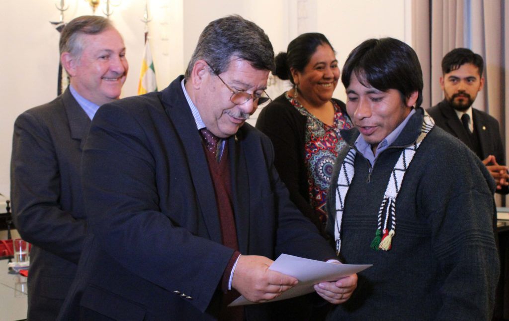 Ministro Carlos Oehler entrega reconocimiento a autoridad aborígen.