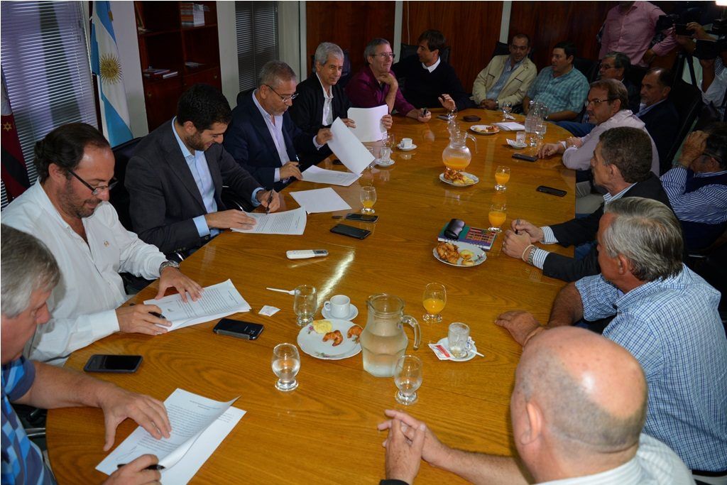 Funcionarios de Salta y Jujuy, junto a empresarios y referentes del sector tabacalero. 
