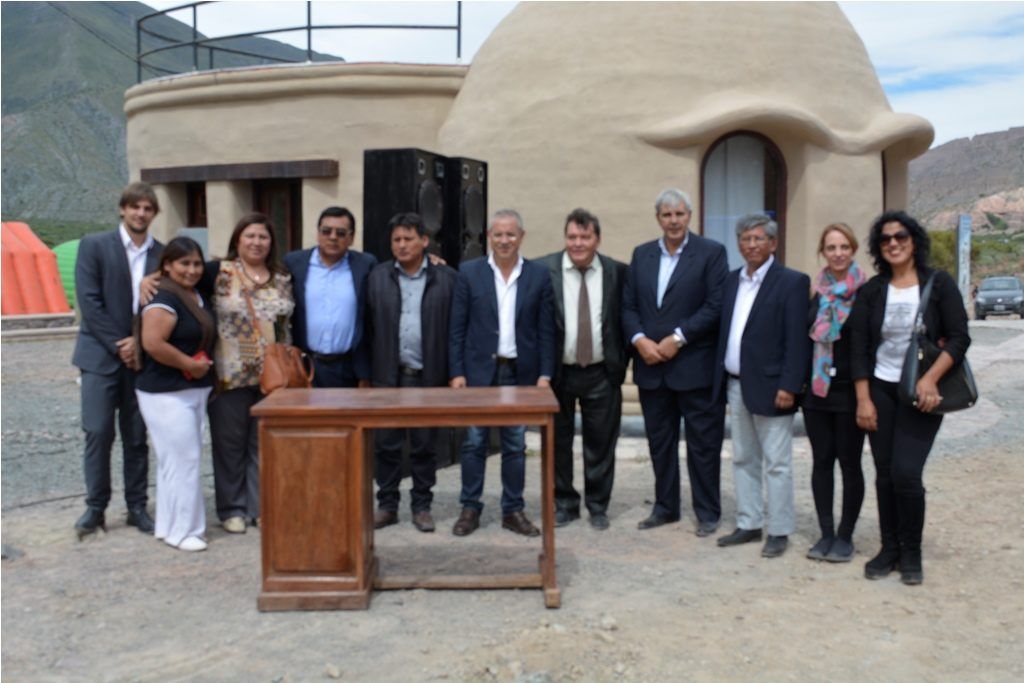Funcionarios presentes durante el acto de inauguración. 
