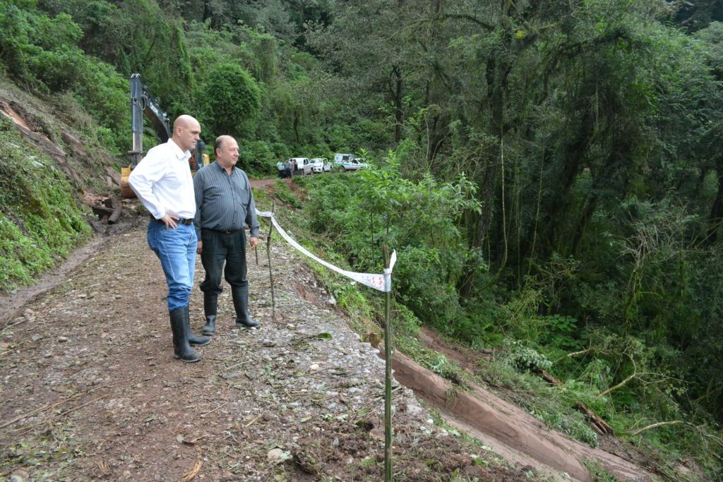 Funcionarios provinciales verifican los avances de los trabajos en la zona afectada.