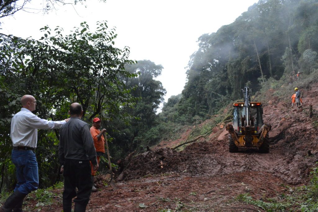 Ministro Meyer y Secretario Martin recorren la zona donde continúan los trabajos para recuperar los caminos hacia San Francisco.