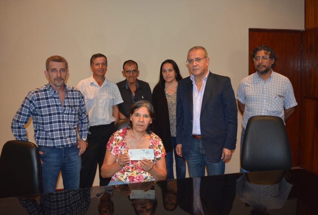 Representantes de la Cooperativa “Fruti-flor” recibieron del Ministro, Juan Carlos Abud Robles, el financiamiento.
