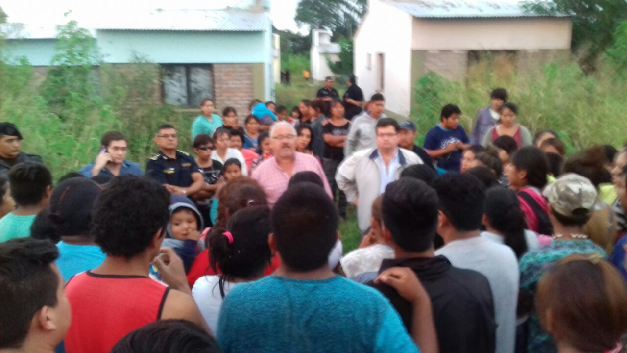 El secretario de Ordenamiento Territorial y el subsecretario de Tierra y Vivienda en diálogo con la ciudadanía que intentó la toma de viviendas.