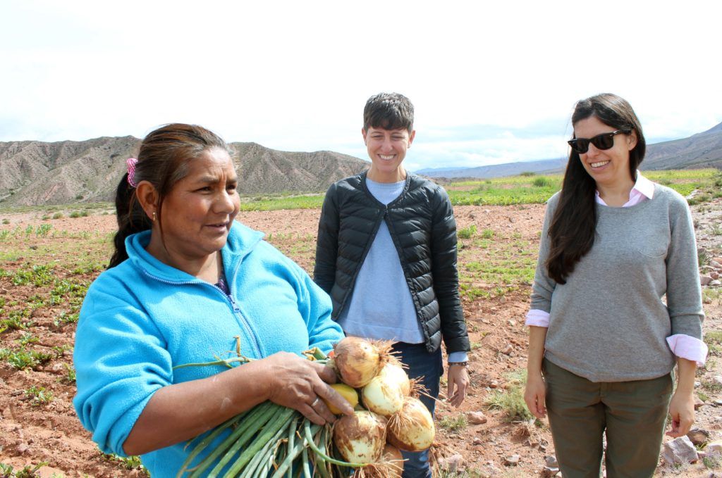 De los Santos junto a doña Dominga de la localidad de Huichaira