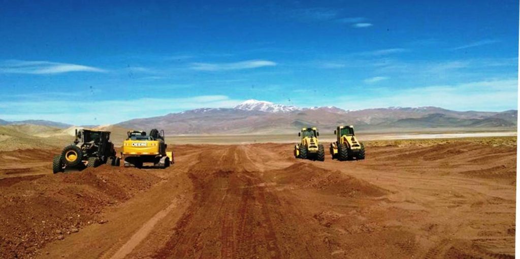 Con equipos propios, Vialidad Provincial abrió los caminos para la planta solar Cauchari.