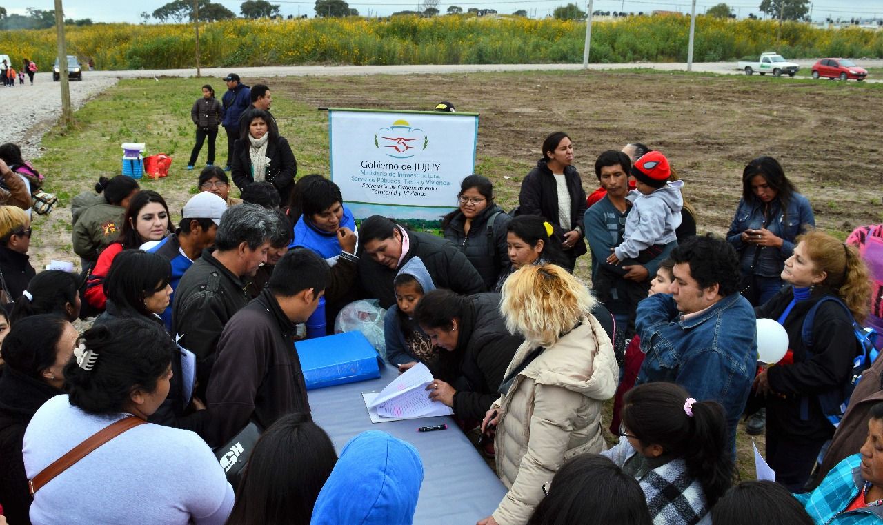 Las familias recibieron sus lotes con mesura, plano, servicios y planificación del espacio público.