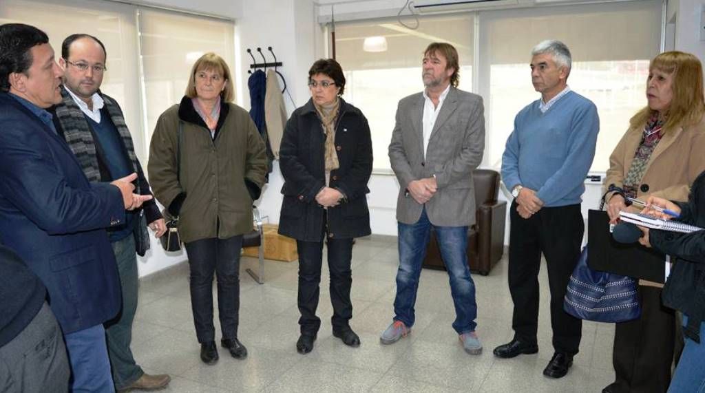 El equipo de la Secretaría de Transporte del Ministerio de Infraestructura detalló los aspectos técnicos y de logística ante el ministro Rizzotti y ministra y otras autoridades de Educación.