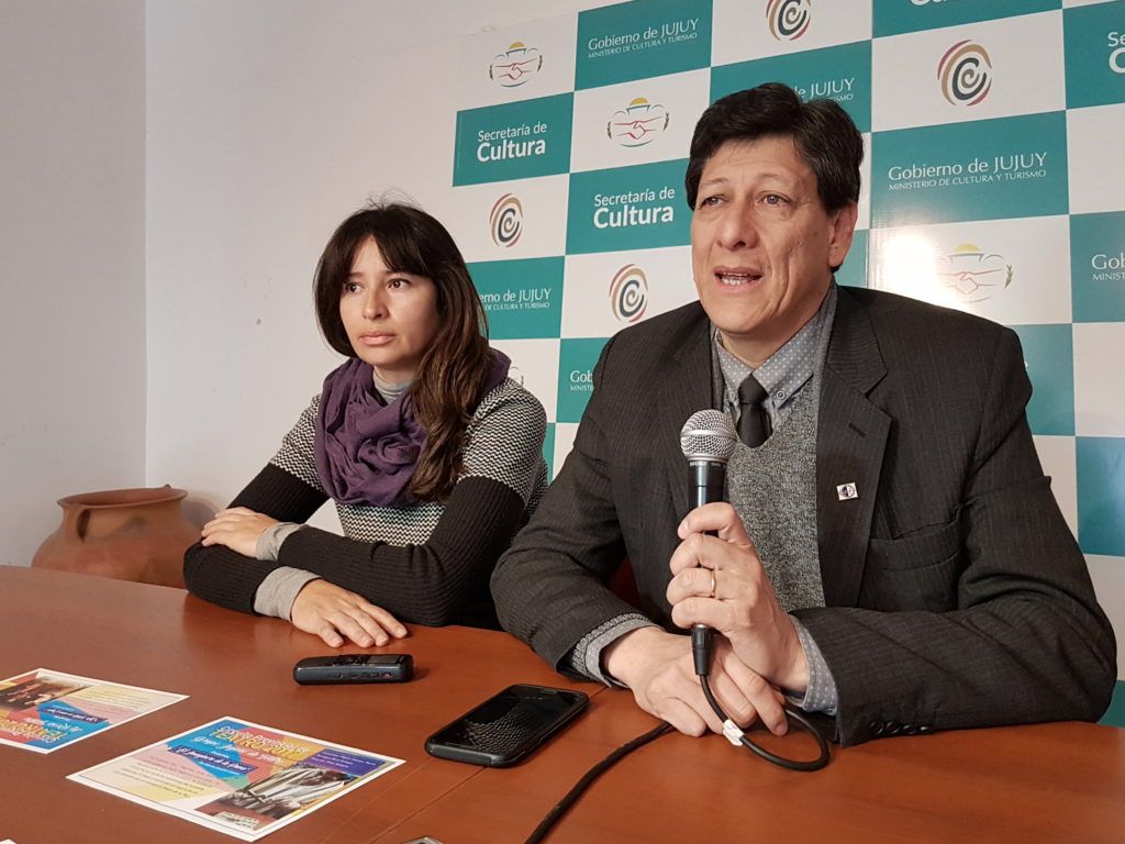 El Secretario Aldana y junto a la integrante del Grupo Teatral Clap Clap, Cecilia Oviedo, durante la presentación del Circuito