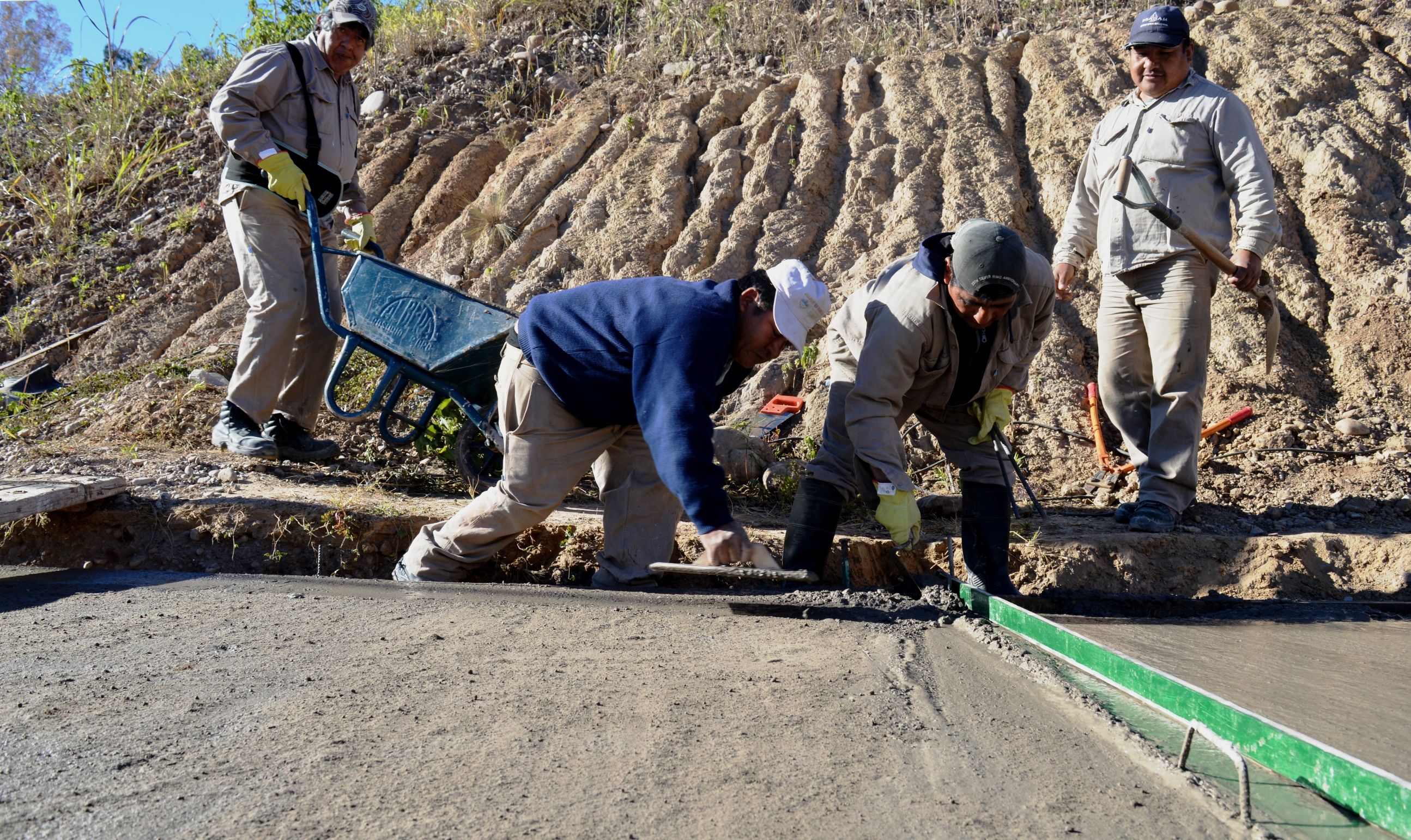 Trabajadores de Arquitectura avanzan en el hormigonado de las veredas de Ciudad Cultural.
