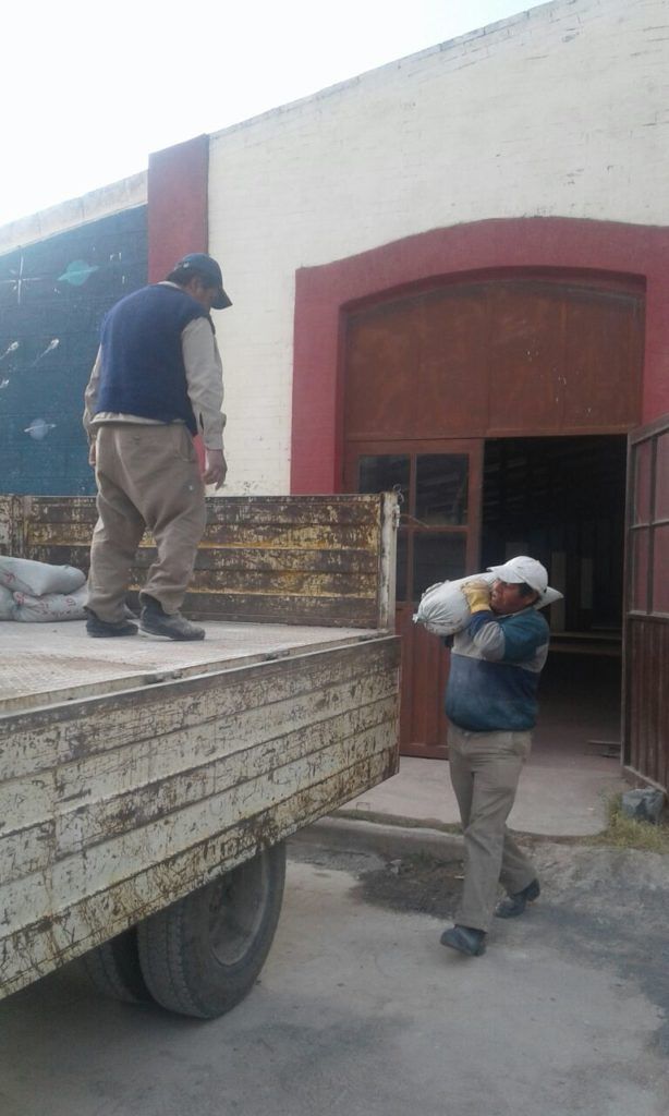 Los equipos de la Dirección de Arquitectura del Ministerio de Infraestructura entregan a cada familia los materiales correspondiente.