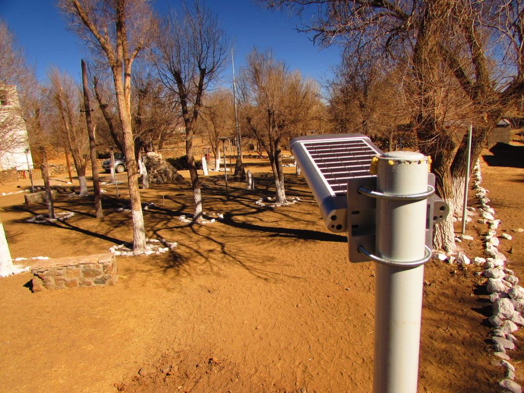 Dispositivo LED con panel solar incorporado