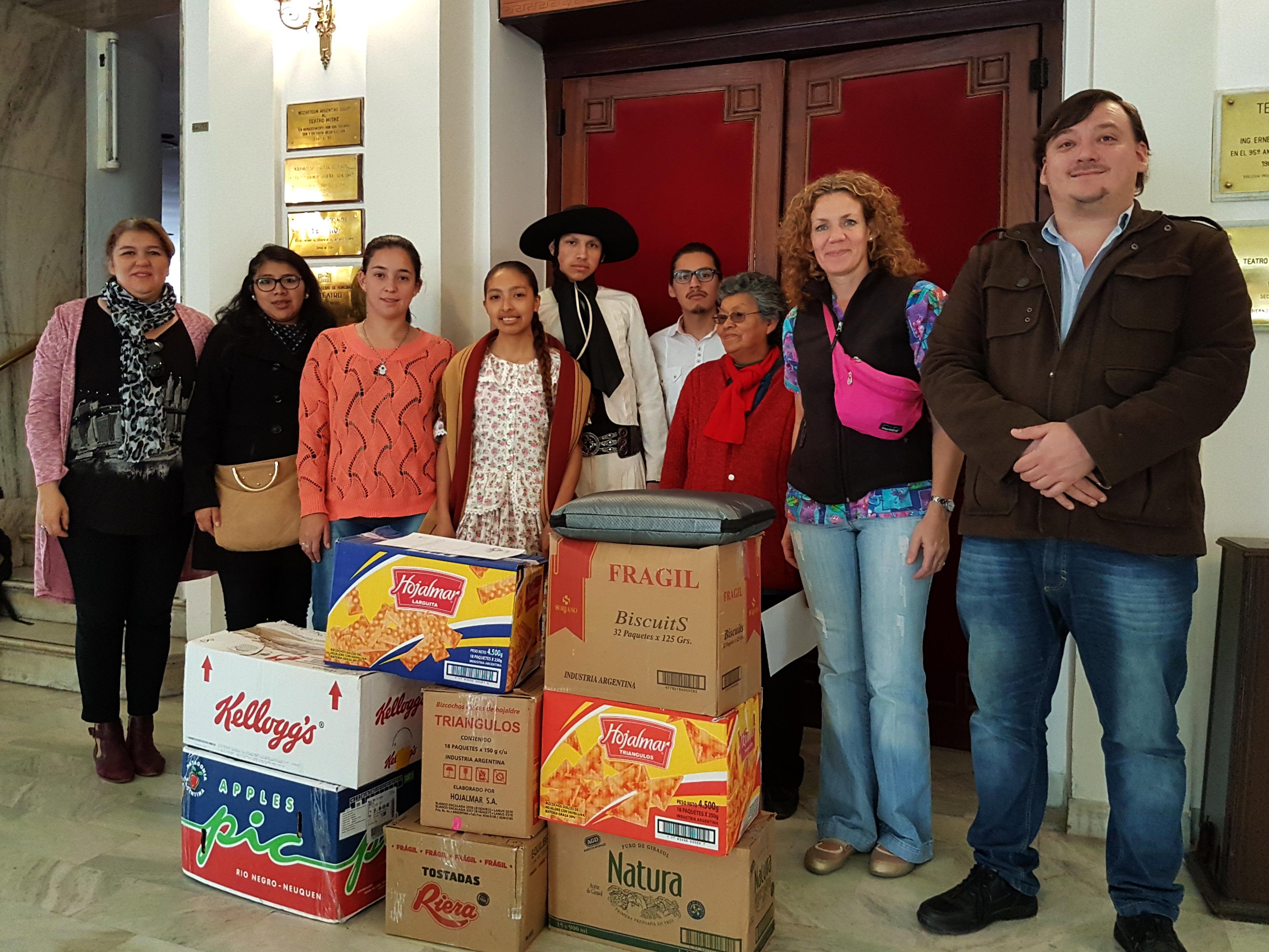 El Coordinador Julían Morales junto a las autoridades de El Carmen e integrantes de la Academia "El Bagual" durante la entrega. 