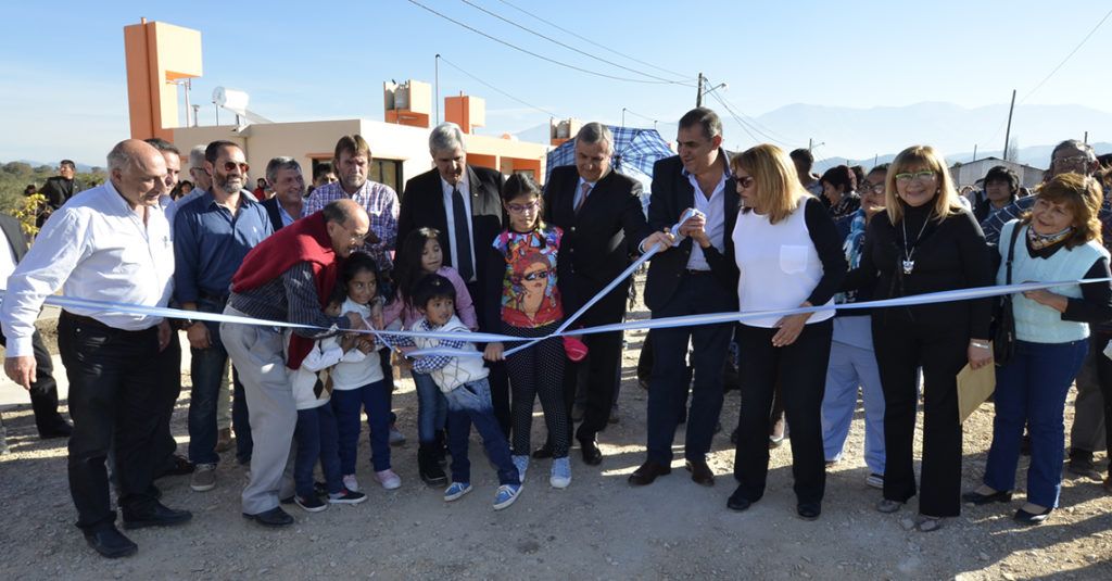 Gerardo Morales junto a autoridades provinciales en acto de entrega de viviendas