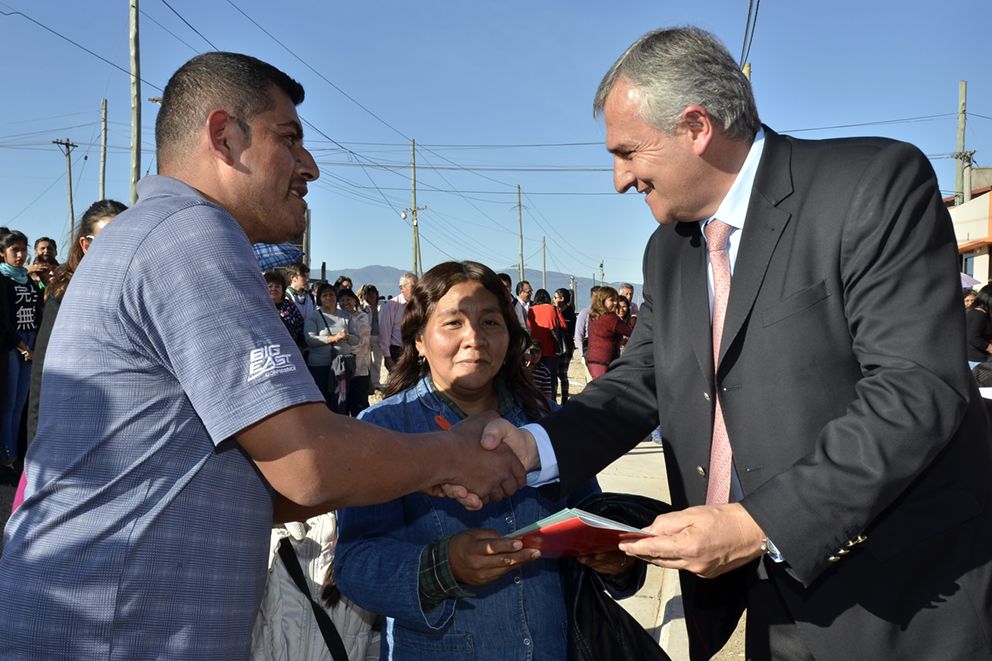Gerardo Morales entregó viviendas a afiliados de ATSA 