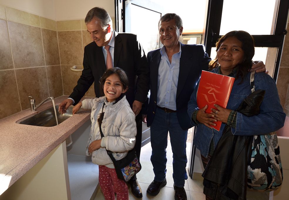 Morales recorrió las viviendas junto a una de las familias adjudicatarias 