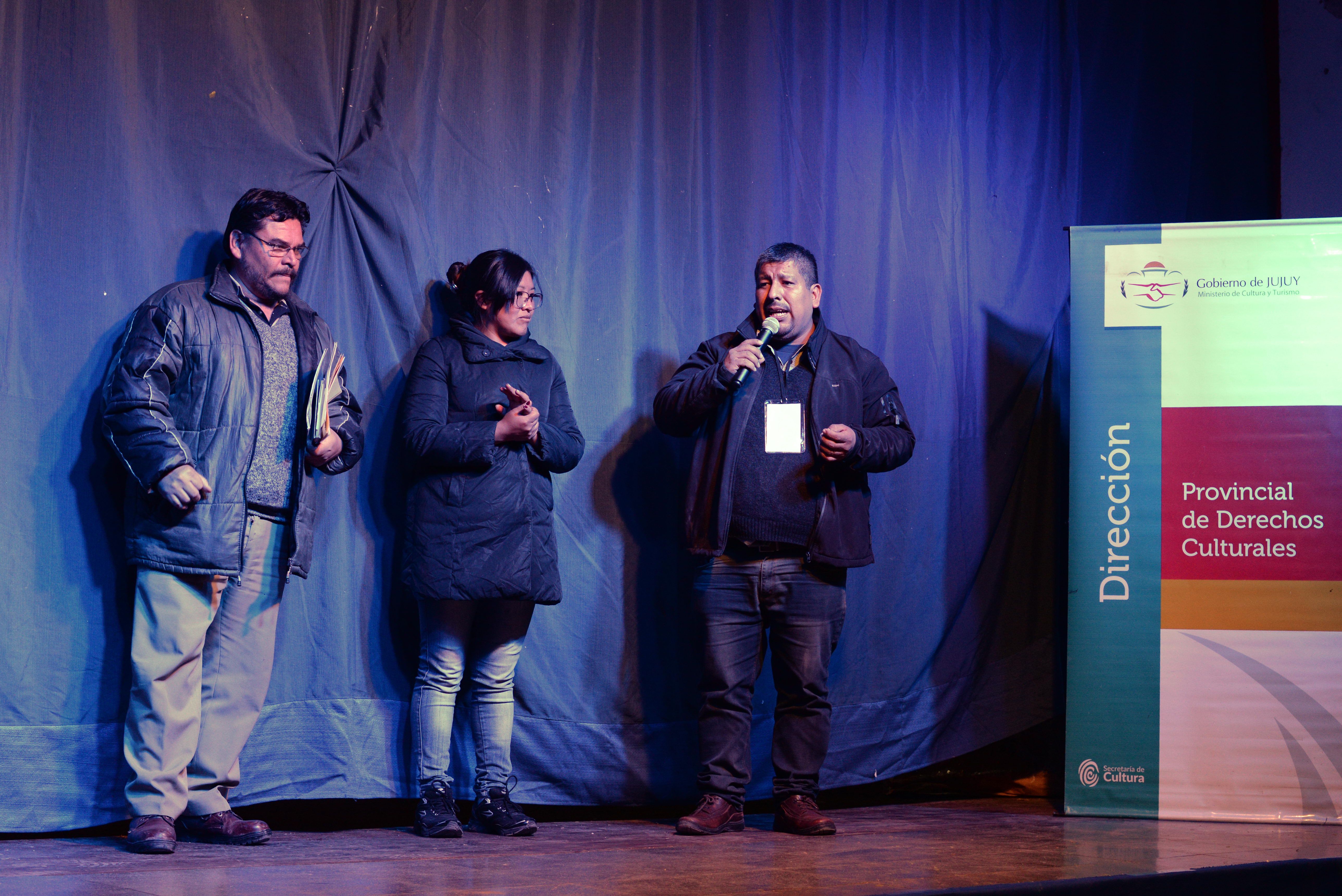El Coordinador Walter Zapana durante la apertura junto a la Directora de Cultura Lamas y responsable de los NIC Quinteros