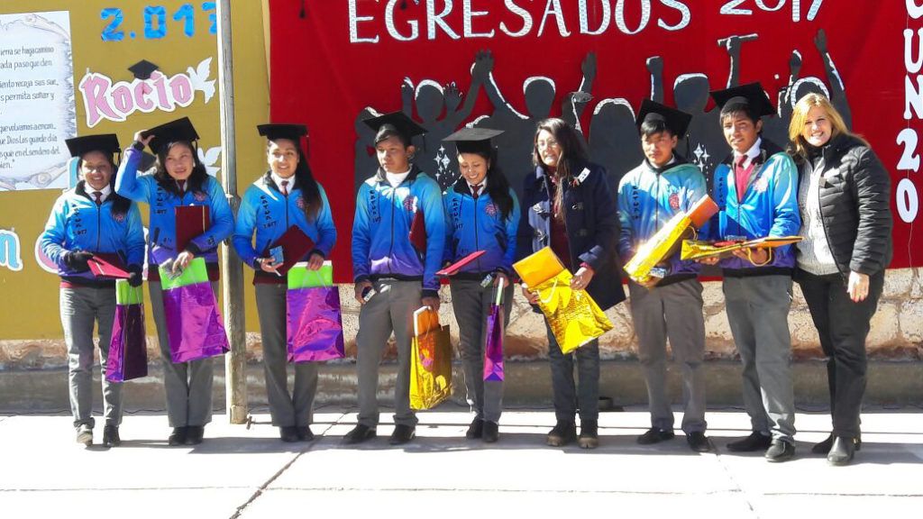 Egresados de nivel medio con la directora de Nivel Secundario, Silvina Camusso.