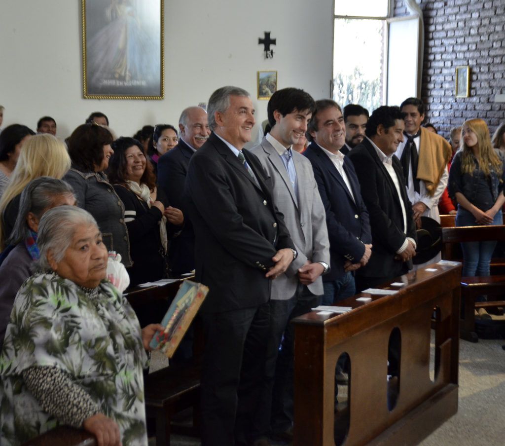 Morales asistió al oficio religioso que se realizó en la parroquia Santiago Apóstol.