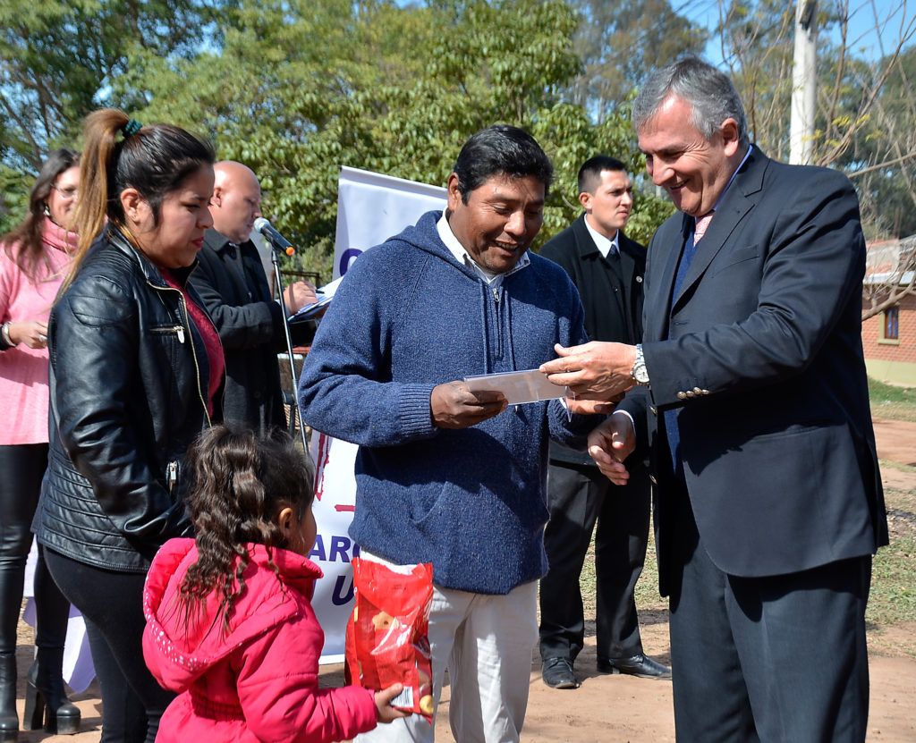 Morales junto a beneficiarios de las viviendas entregadas