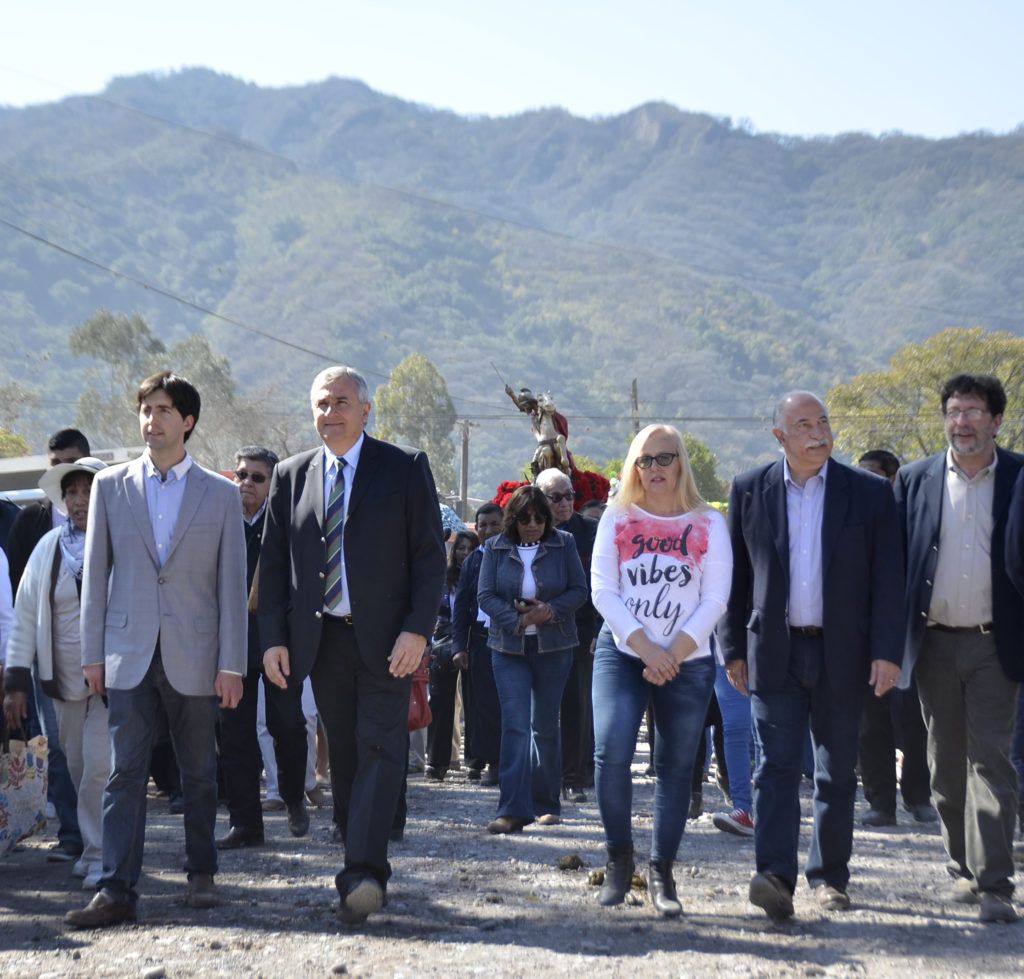 Morales y autoridades en la procesión que se hizo por las calles de Yala.