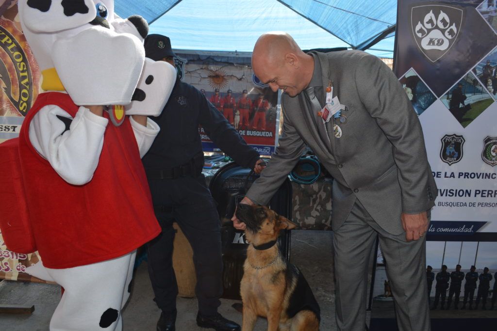 Meyer recorrió stands de la muestra.