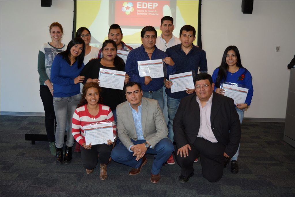 Egresados de la EDEP junto a funcionarios del Ministerio de Desarrollo Económico y Producción.