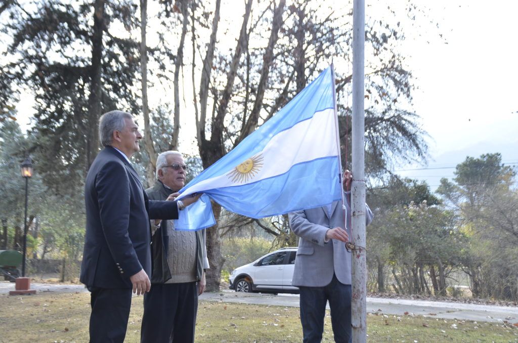 Autoridades en el momento del izamiento de la enseña nacional.