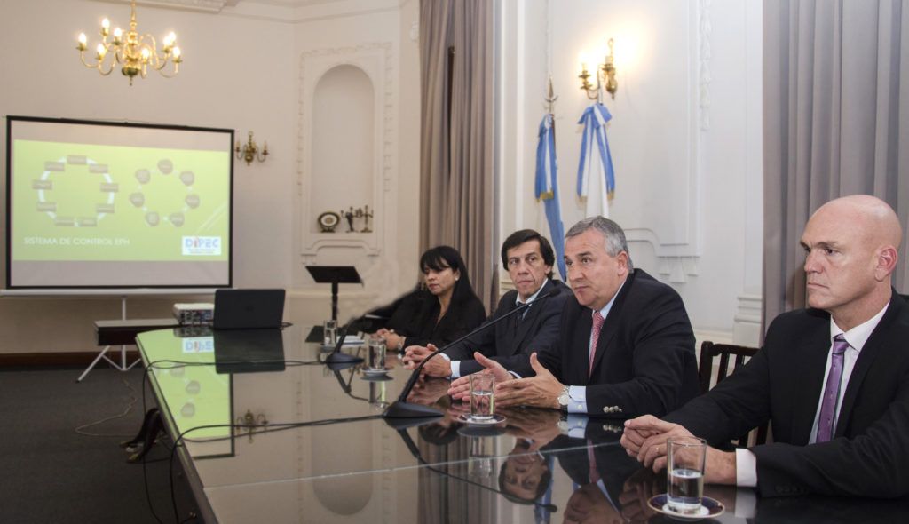 El gobernador Morales y funcionarios provinciales, en conferencia de prensa realizada en el Salón Blanco. 
