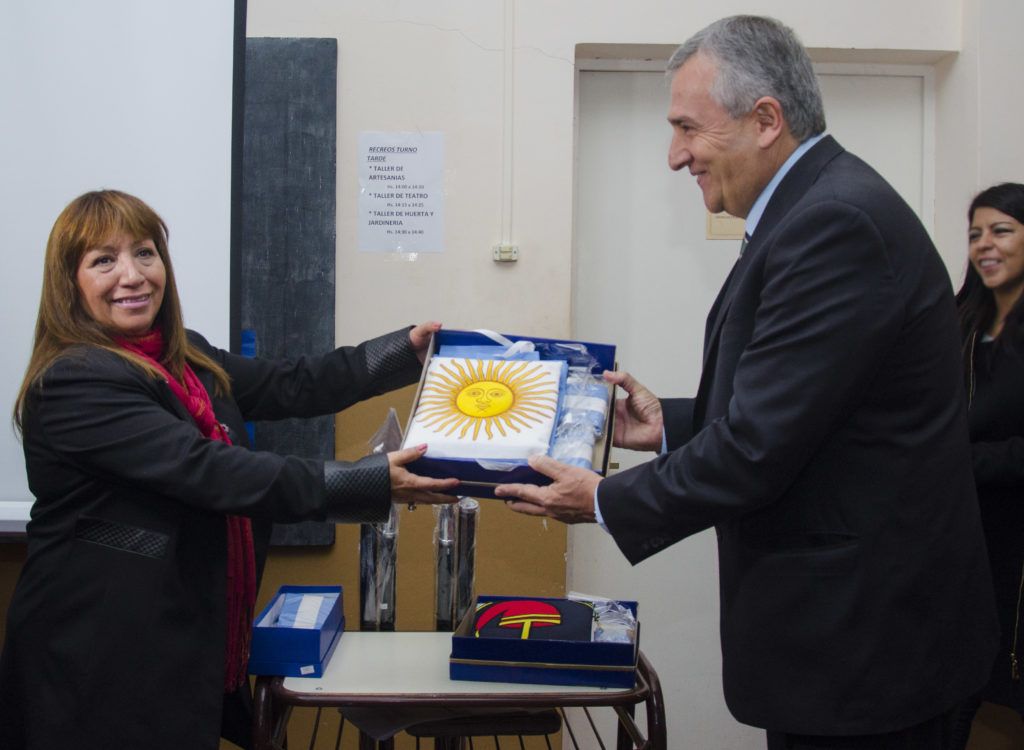 Gerardo Morales entrego bandera de ceremonia a la Escuela N2 Papa Francisco