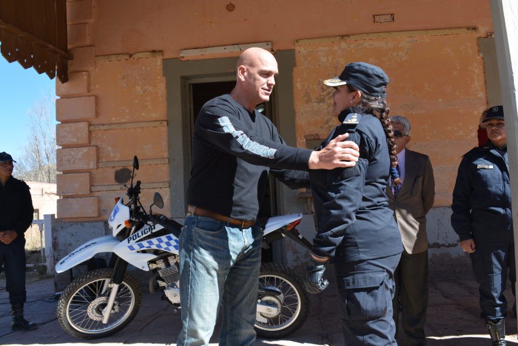 El titular de la cartera de Seguridad entrega la llave del motovehículo a personal policial.