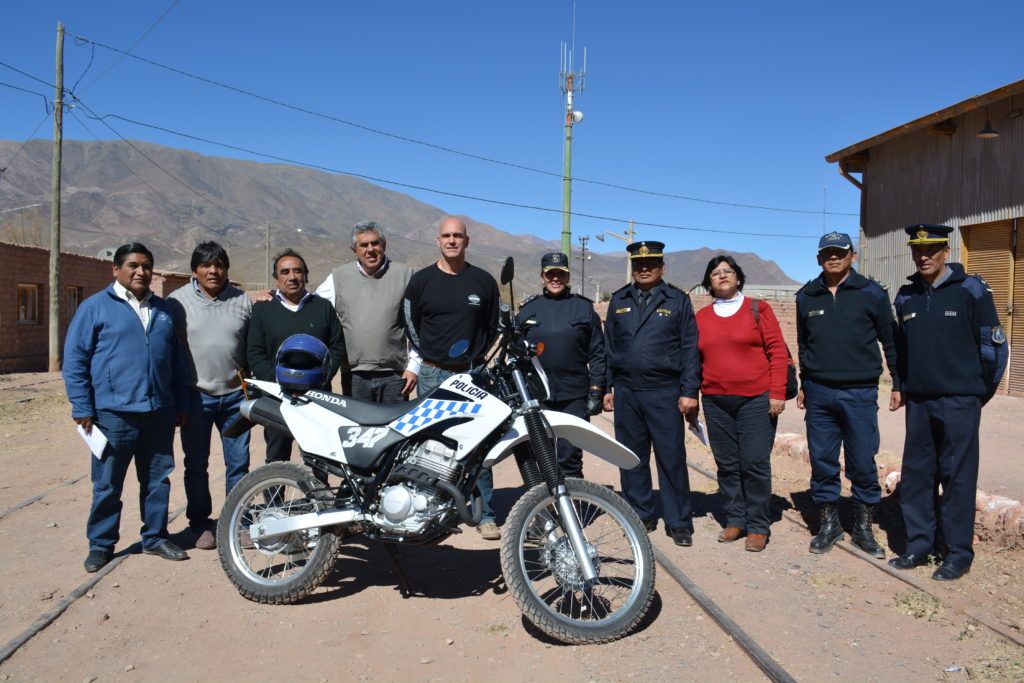 Ministro Meyer encabezó acto de entrega de una moto todo terreno en Huacalera.