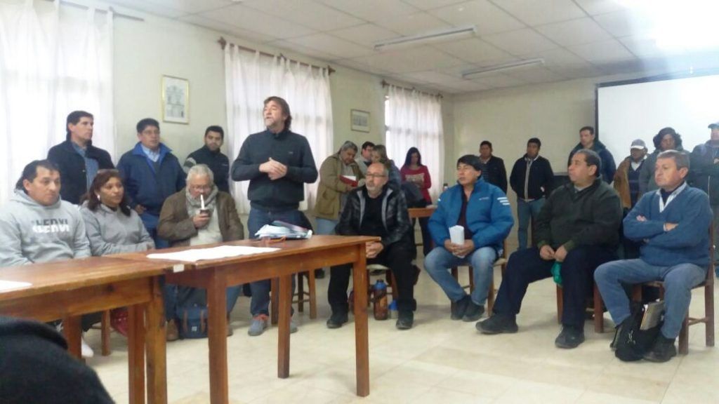 Rizzotti junto a los vecinos de Volcán
