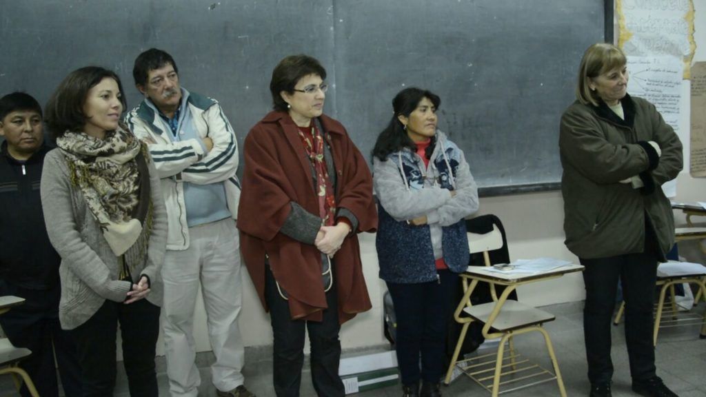 La ministra de Educación, Isolda Calsina, junto a la coordinadora de Políticas Socioeducativas, Alejandra Mollón, y la directora de Educación Superior, Natalia García Goyena, con referentes de comunidades originarias durante la adjudicación de las becas de Estímulos Económicos.