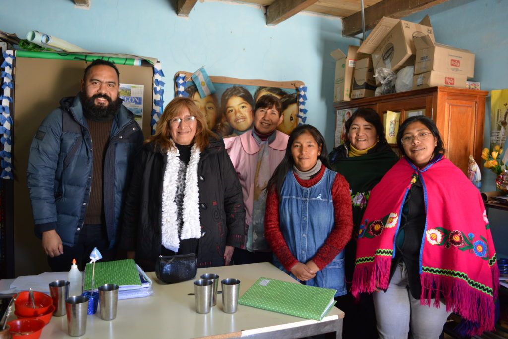 El equipo de la Modalidad de Educación Intercultural Bilingüe del Ministerio de Educación junto a docentes de Caspalá.