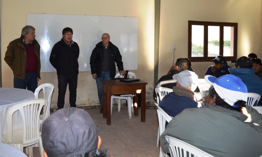 El Director Sadir junto a equipos en la capacitación teórica