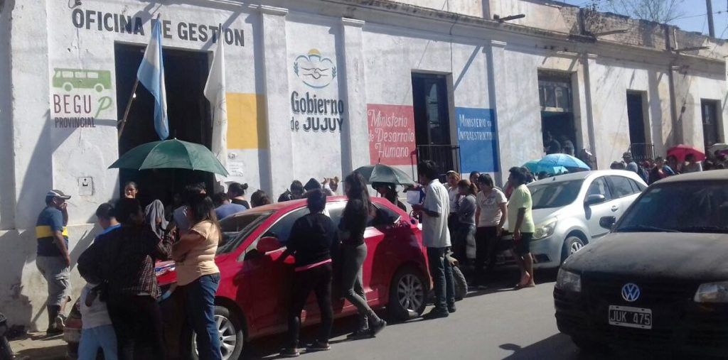 Las familias inscirptas concurrieron en gran número a la Oficina de Gestión del Gobierno de Jujuy en EL Carmen, donde pudieron ver la transmisión del sorteo en directo.