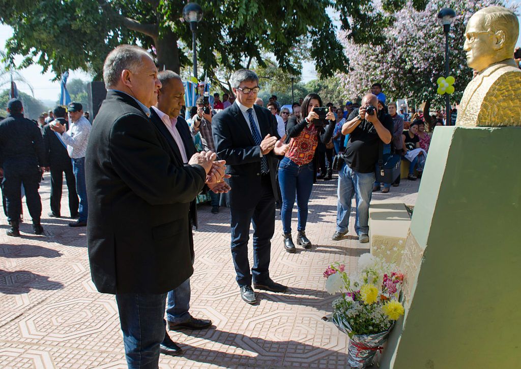 Entrega de ofrendas florales a Santa Clara de Asís