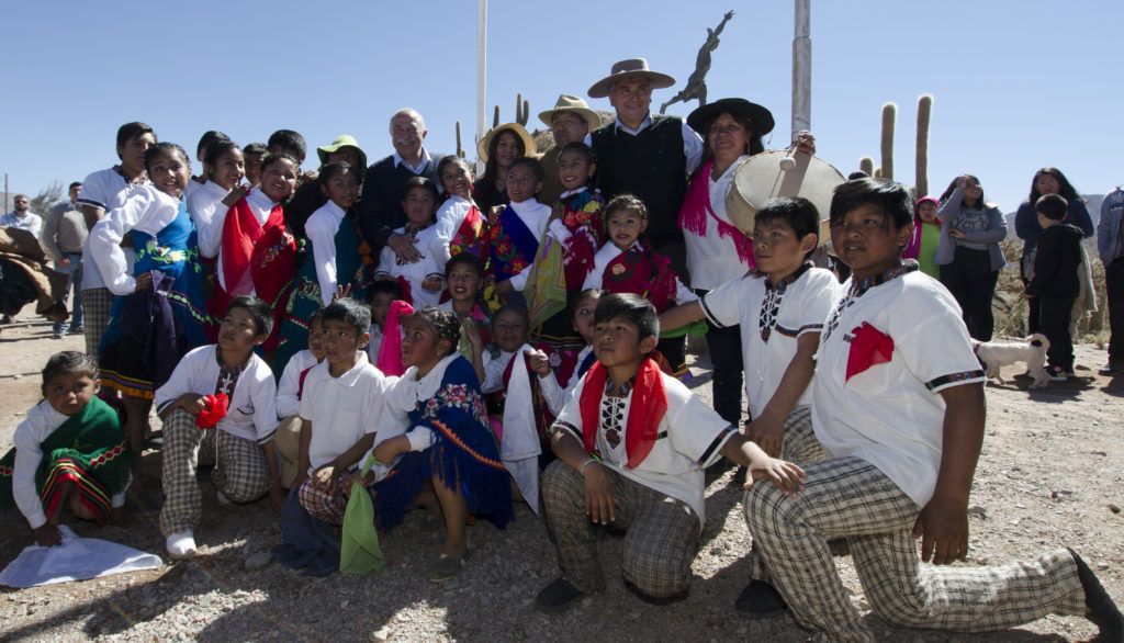 Morales junto a integrantes de un ballet que participó de las actividades que se realizaron en Humahuaca.