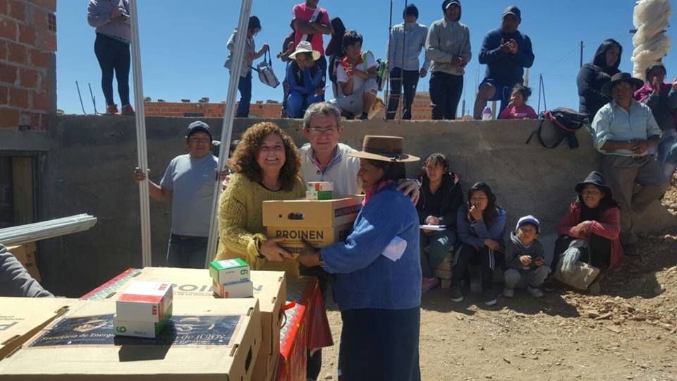 Secretario de Energía Mario Pizarro entregando los kit de energía. La Quiaca