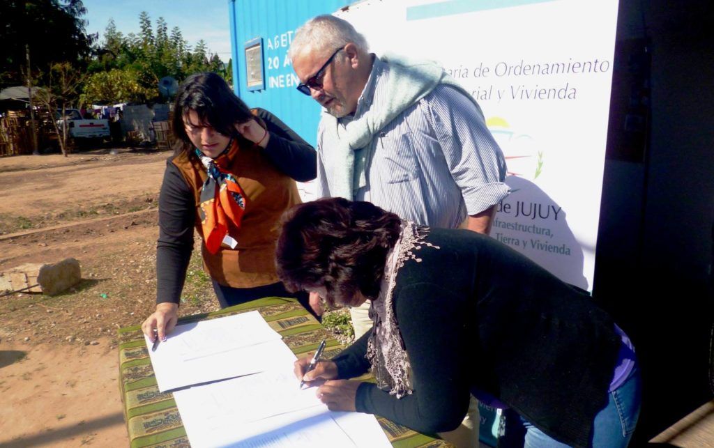 La regularización dominial y catastral se realizará de acuerdo a criterios que tienen en cuenta seguridad y factibilidad de servicios, propiedad de la tierra y situación judicial.