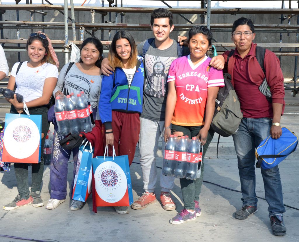 Alumnos del Centro Polivalente de Artes que obtuvieron el Primer Premio en la Pintada Estudiantil.