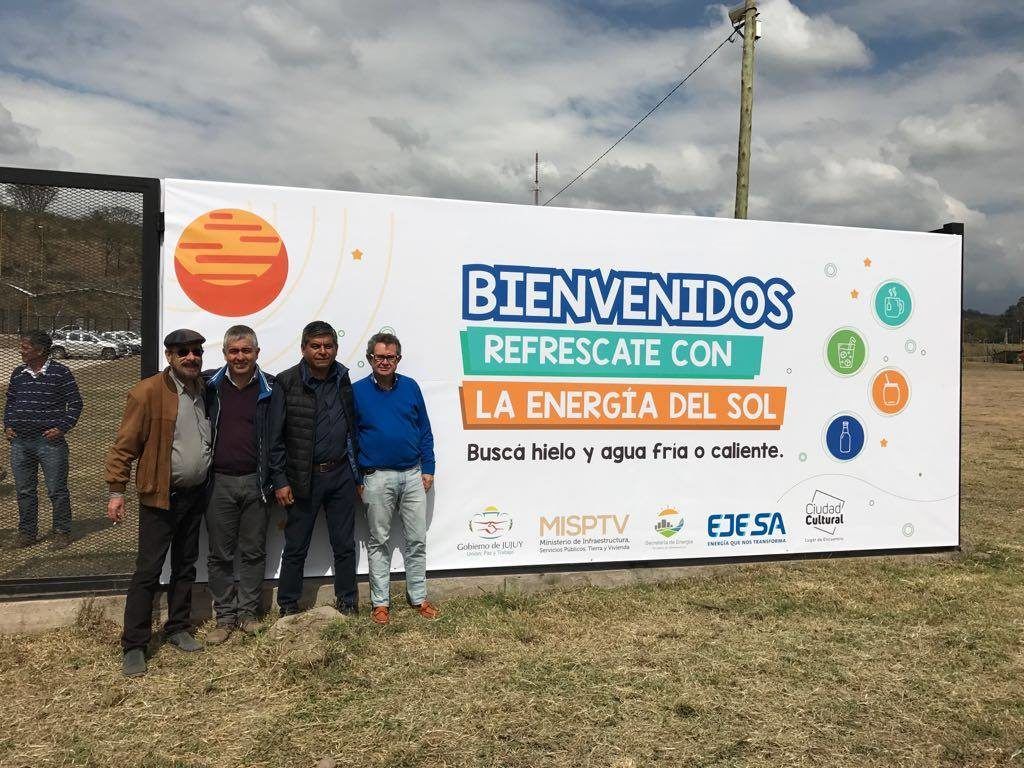 Mario Pizarro y directores de su Secretaría de Energía, junto a Simone, de la SuSePu, en el nuevo espacio del parque solar de Ciudad Cultural.
