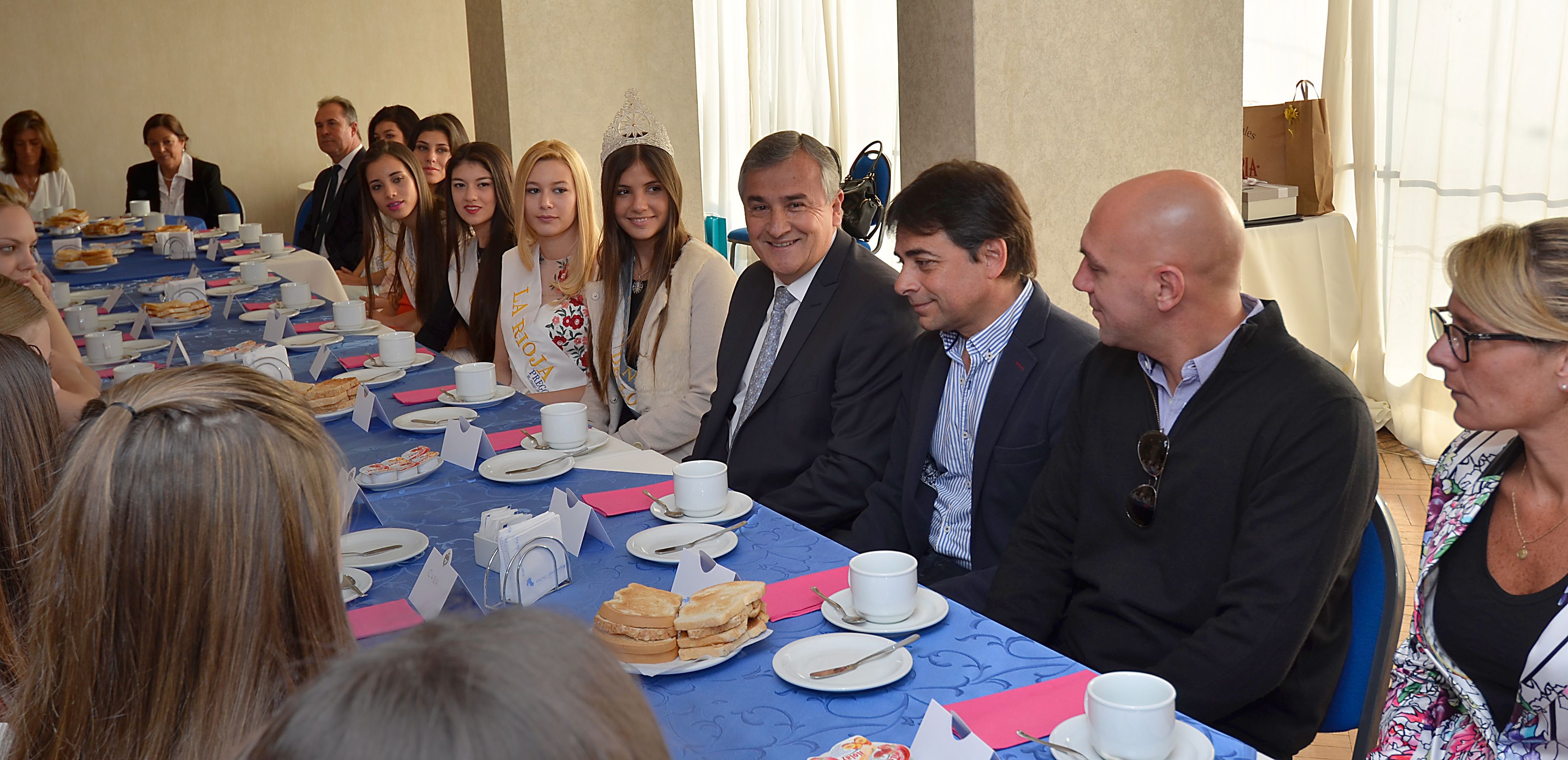 El Gobernador Gerardo Morales compartió desayuno con las candidatas a Reina Nacional de los Estudiantes.