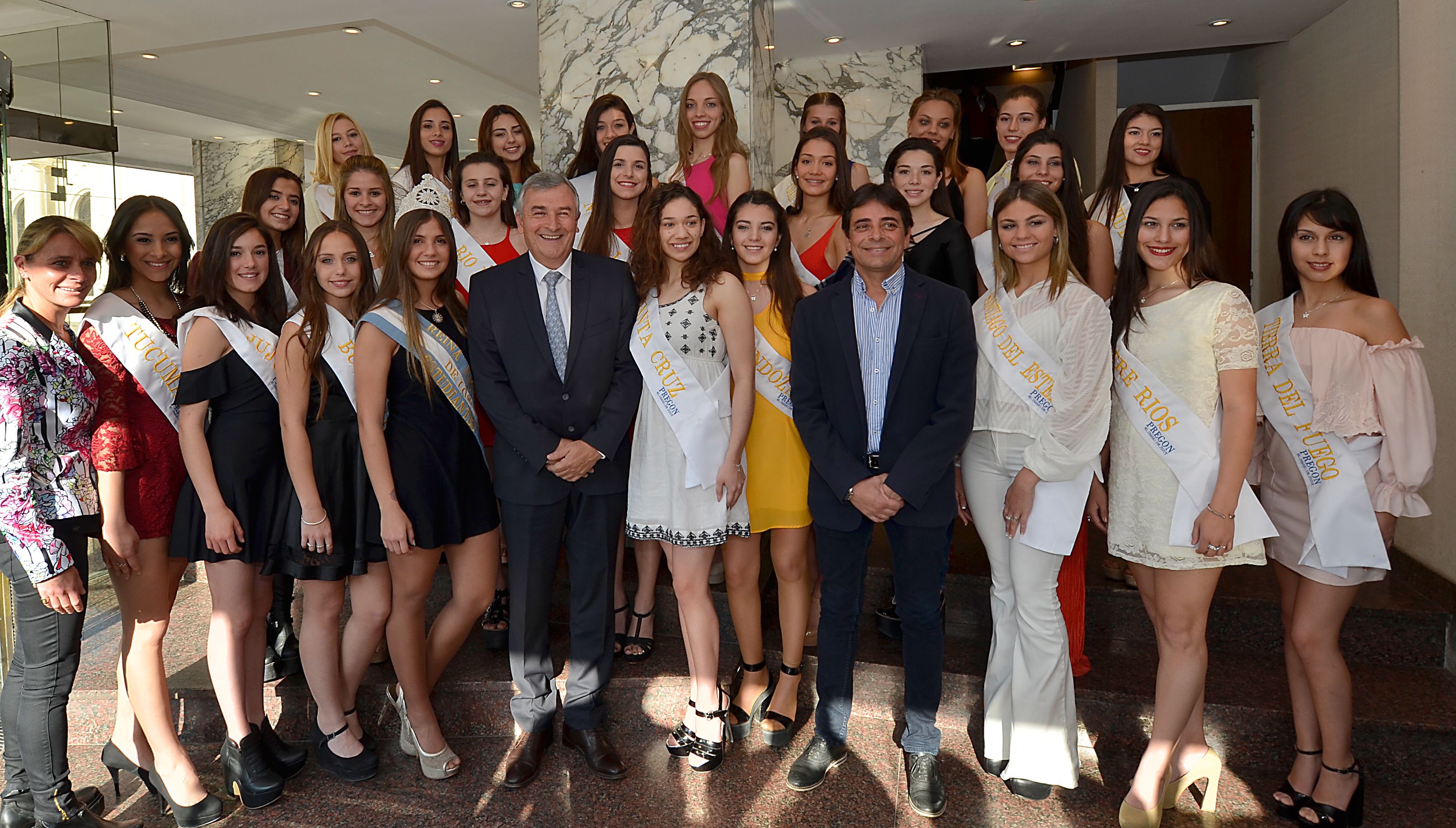 El Gobernador Gerardo Morales compartió desayuno con las candidatas a Reina Nacional de los Estudiantes.
