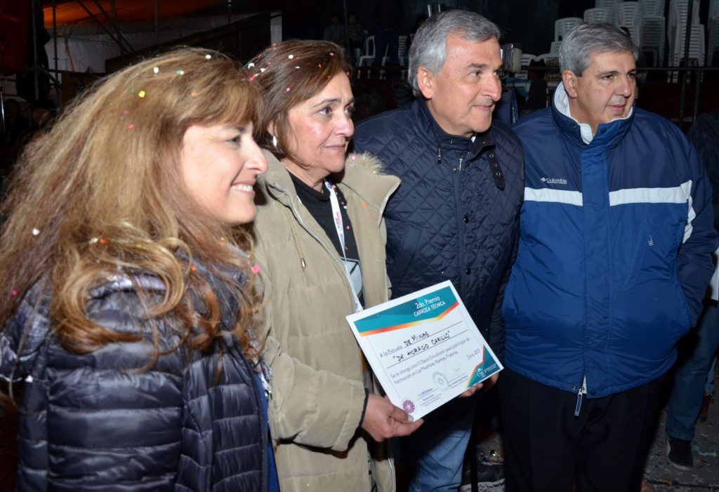 El Gobernador Morales y el vice gobernador Haquim entregarón becas estudiantiles a los ganadores de la categoría carrozas técnicas