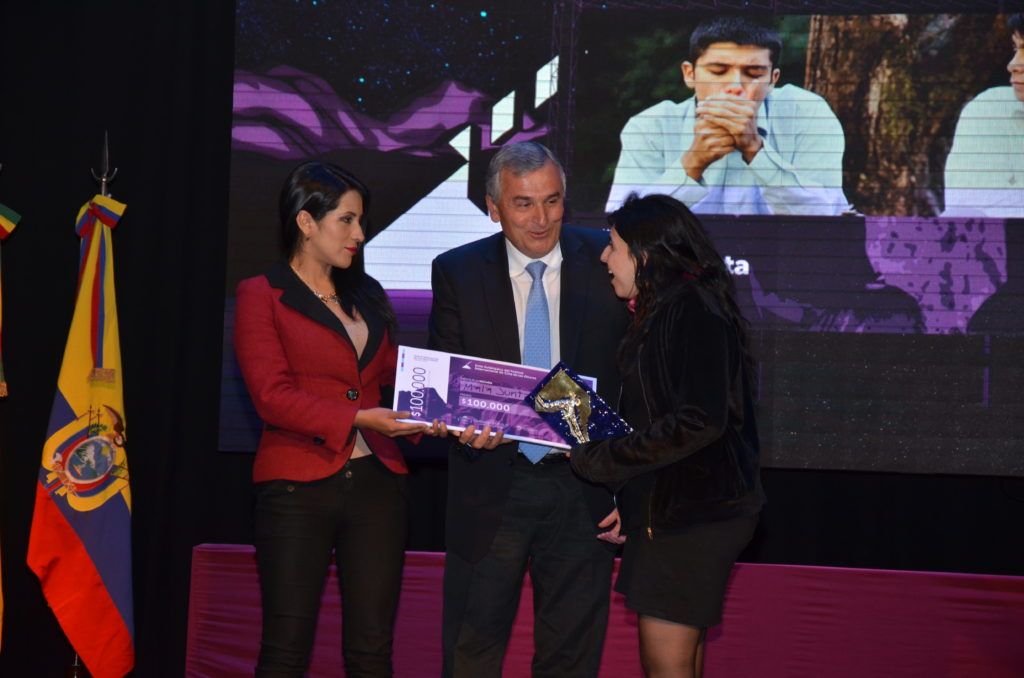 Gobernador Morales y Ministra de Culturas y Turismo de Bolivia, Alanoca Mamani, entregan premio a Mejor película de Ficción.
