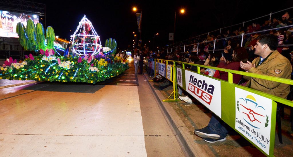 El público ya empezó a admirar las obras concretadas por los estudiantes.