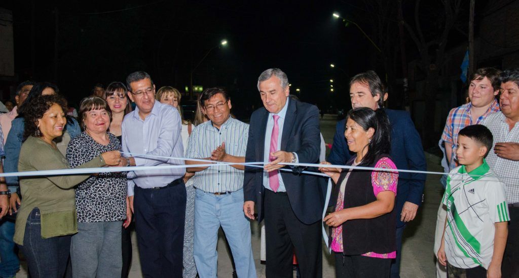 Momento del tradicional corte de cintas.