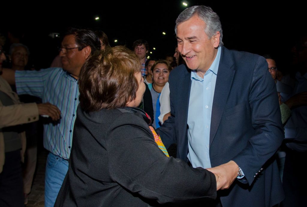 Gobernador Morales saluda a vecinos que se acercaron a participar del acto.