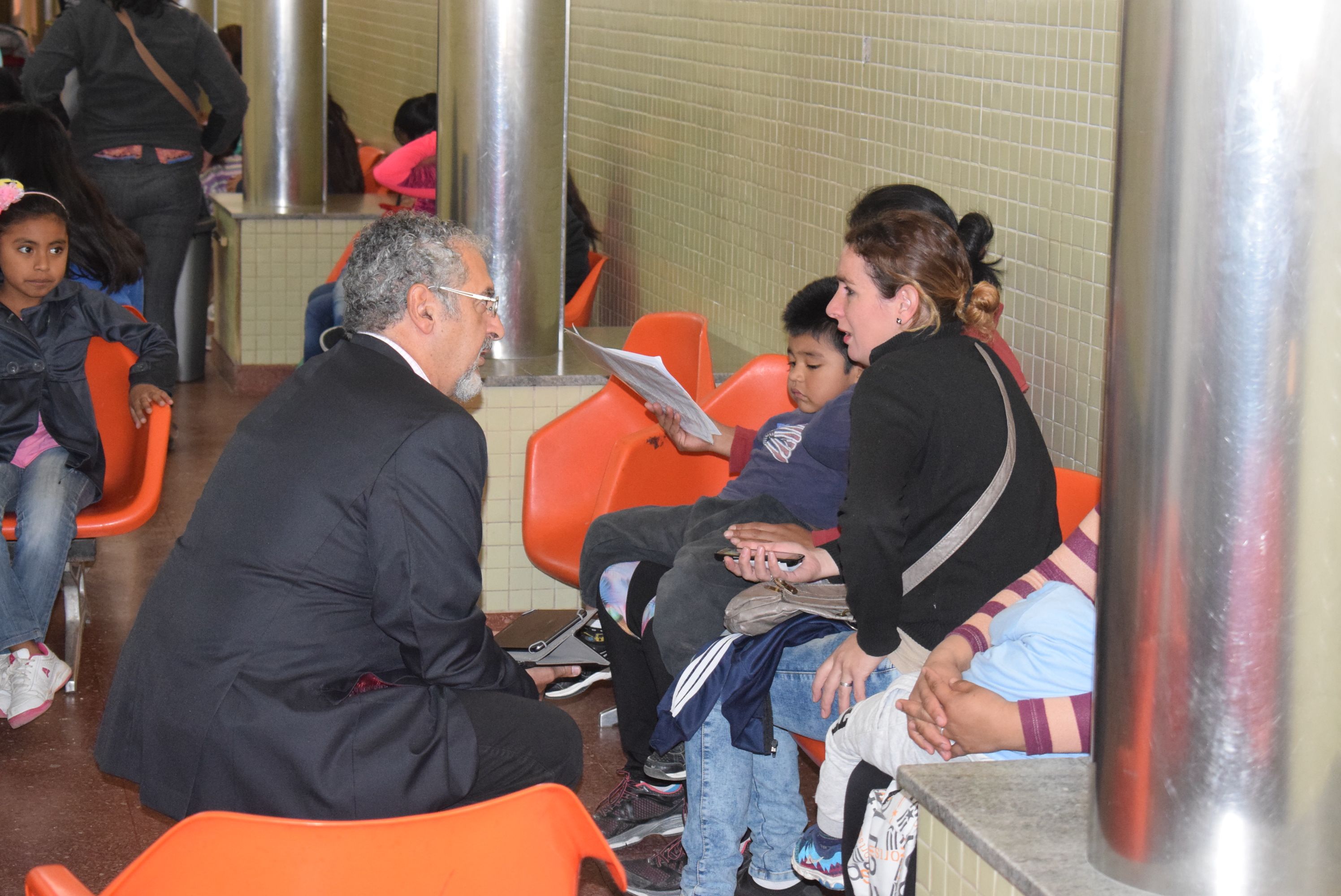 "Primero está la gente", explicó el Ministro de Salud, Doctor Gustavo Bohuid durante la recorrida al nosocomio.